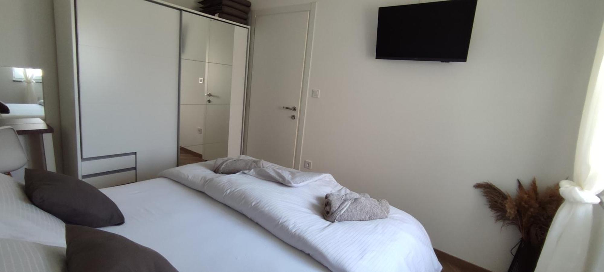 Sunny Oasis Apartment - High Ground Floor With Sunny Terrace & Private Garden!! Μεντουλίν Εξωτερικό φωτογραφία